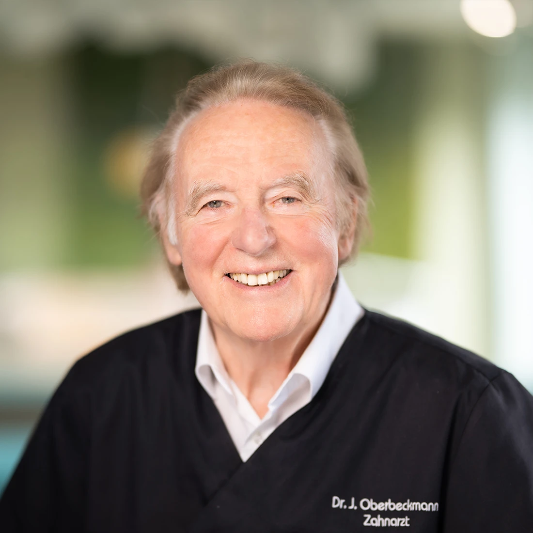Porträt von Dr. med. dent. Jürgen Oberbeckmann, Zahnarzt und Praxisgründer