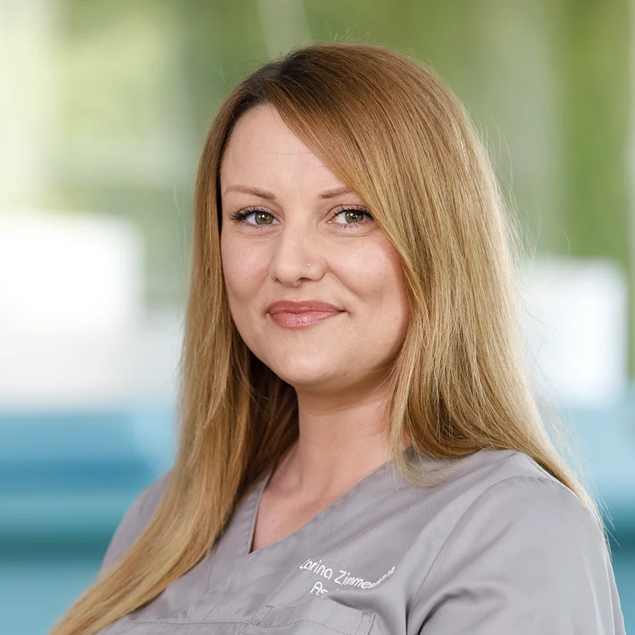 Porträt von Carina Zimmermann aus dem Praxisteam
